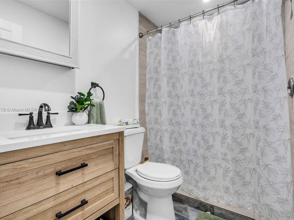 8241 NW 182nd St, Hialeah FL 33015