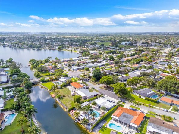 8241 NW 182nd St, Hialeah FL 33015