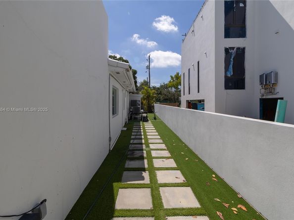 1215 N Biscayne Point Rd, Miami Beach FL 33141
