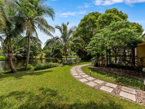 901 W Tropical Way, Plantation FL 33317