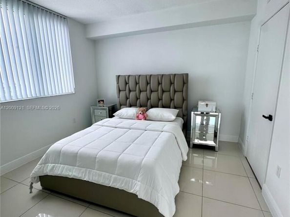 1871 NW S River Dr 2005, Miami FL 33125