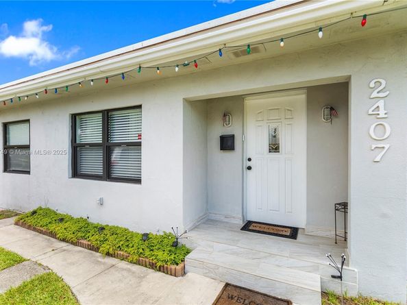 2407 Dewey St, Hollywood FL 33020
