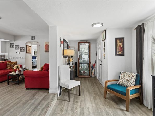 2407 Dewey St, Hollywood FL 33020