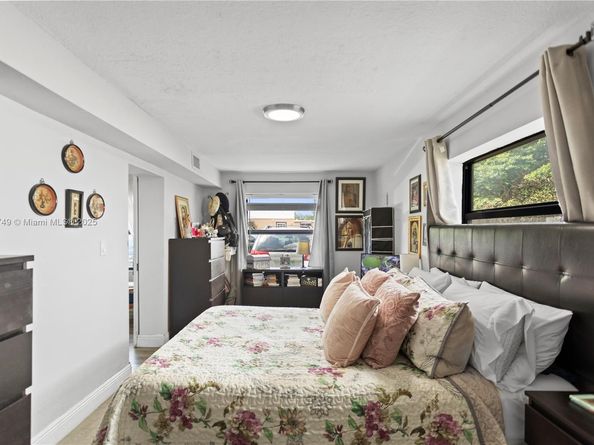 2407 Dewey St, Hollywood FL 33020