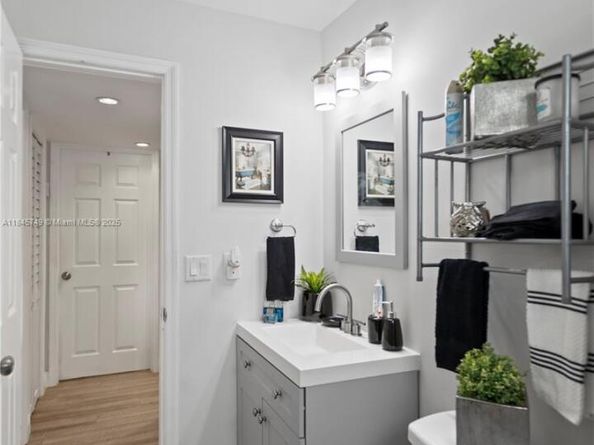 2407 Dewey St, Hollywood FL 33020