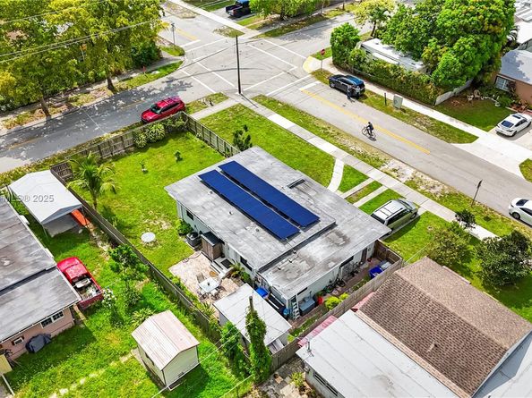 2407 Dewey St, Hollywood FL 33020