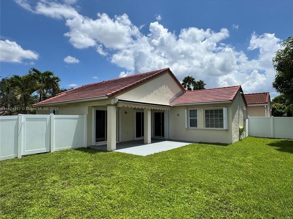 922 Falling Water Rd, Weston FL 33326