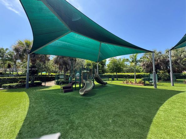 922 Falling Water Rd, Weston FL 33326
