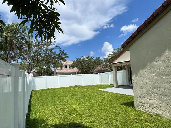922 Falling Water Rd, Weston FL 33326