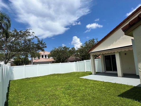 922 Falling Water Rd, Weston FL 33326