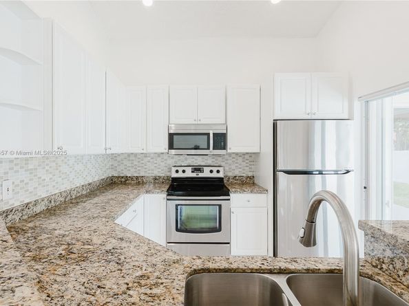 922 Falling Water Rd, Weston FL 33326