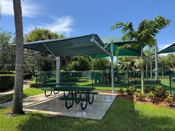 922 Falling Water Rd, Weston FL 33326