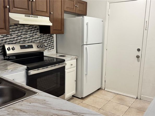 3700 NW 21st St 109, Lauderdale Lakes FL 33311