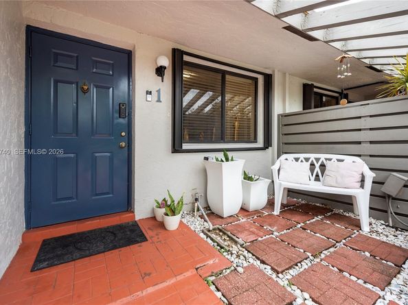 459 Lakeview Dr 1, Weston FL 33326