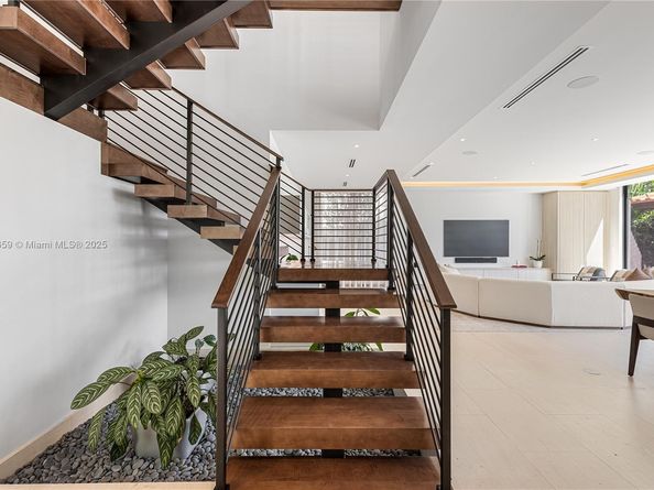 5831 Alton Rd, Miami Beach FL 33140