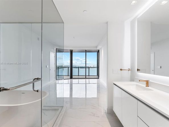 700 NE 24 St 5401, Miami FL 33137