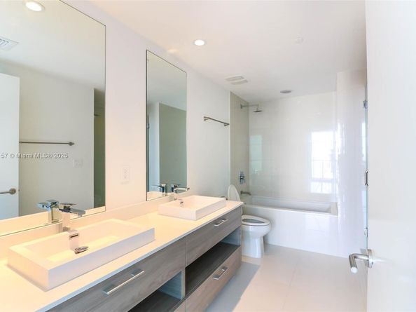 1300 S miami 2706, Miami FL 33130