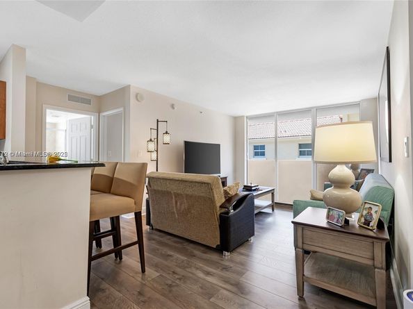 3232 SW 22nd Ter 301, Miami FL 33145