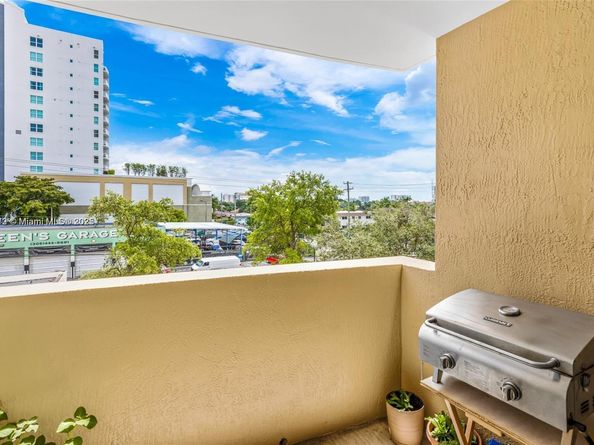 3232 SW 22nd Ter 301, Miami FL 33145