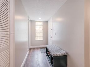 402 Lakeview Dr 201, Weston FL 33326