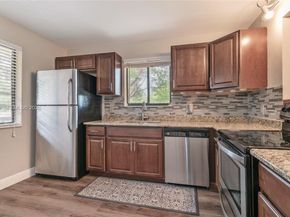 402 Lakeview Dr 201, Weston FL 33326