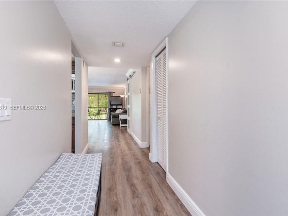 402 Lakeview Dr 201, Weston FL 33326