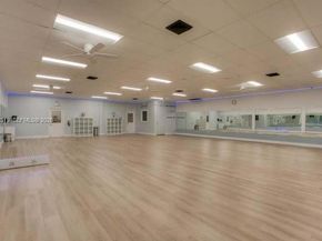 402 Lakeview Dr 201, Weston FL 33326