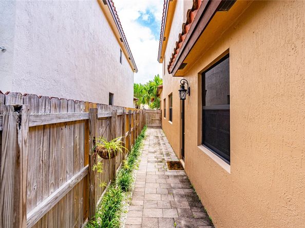 674 SE 33rd Ter, Homestead FL 33033