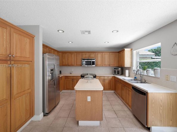 2093 NW 208th Ter, Pembroke Pines FL 33029