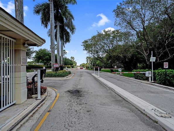 2093 NW 208th Ter, Pembroke Pines FL 33029