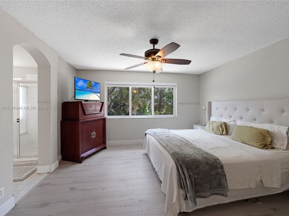 2093 NW 208th Ter, Pembroke Pines FL 33029