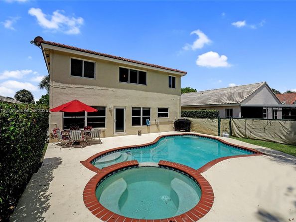 2093 NW 208th Ter, Pembroke Pines FL 33029