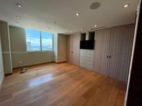 92 SW 3rd St PH5213, Miami FL 33130