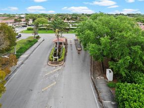 835 Twin Lakes Dr 30C, Coral Springs FL 33071