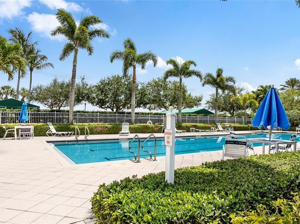 8199 Saint Johns Ct, Wellington FL 33414