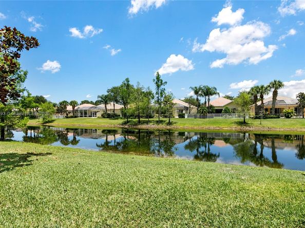 8199 Saint Johns Ct, Wellington FL 33414