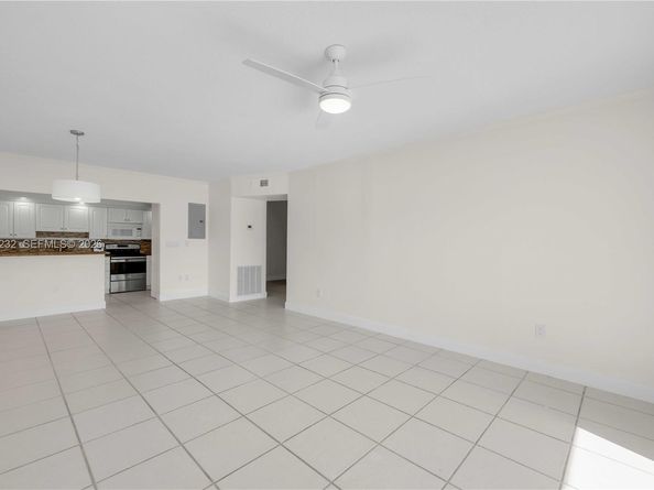 462 Golden Isles Dr 210, Hallandale Beach FL 33009