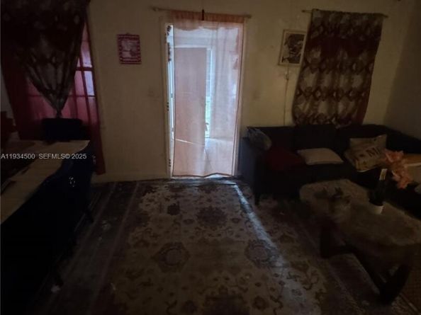 1121 NW 56th St, Miami FL 33127