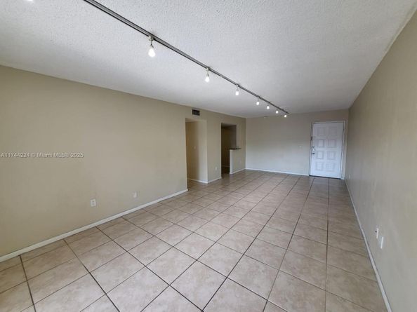 711 N Pine Island Rd 407, Plantation FL 33324