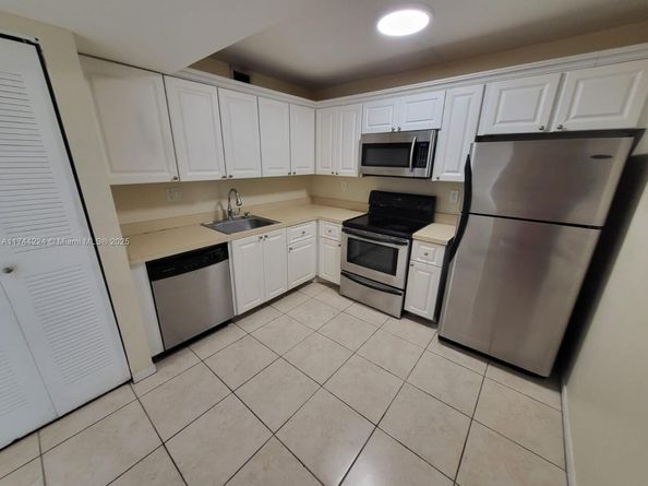 711 N Pine Island Rd 407, Plantation FL 33324