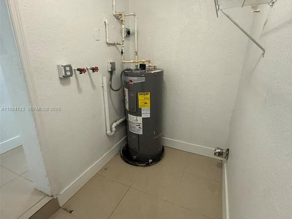 4411 NW 34th St, Lauderdale Lakes FL 33319