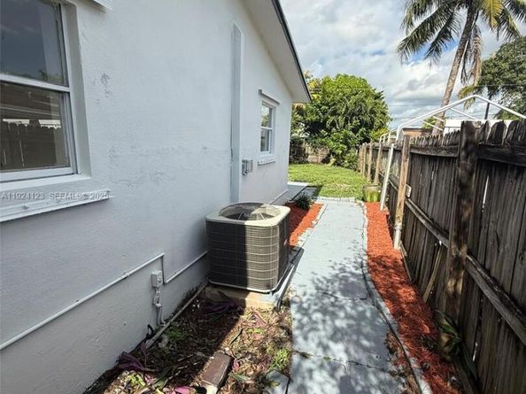 4411 NW 34th St, Lauderdale Lakes FL 33319