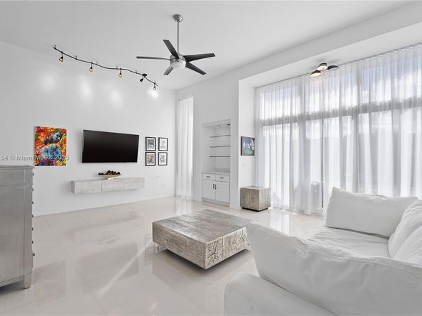 3936 NE 168th St 7, North Miami Beach FL 33160
