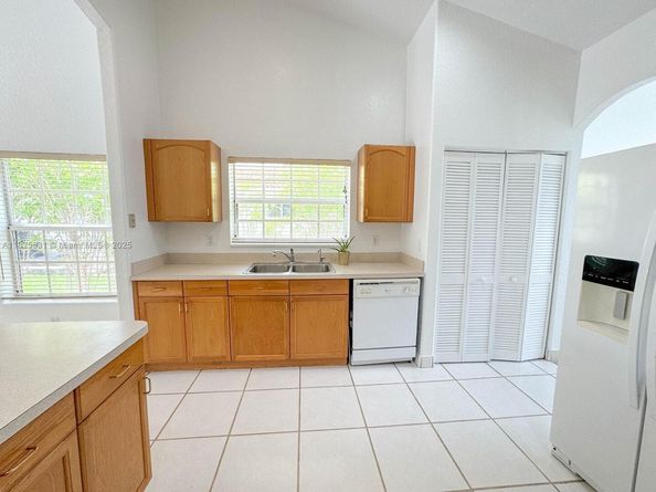 25 Ludlam Dr, Miami Springs FL 33166