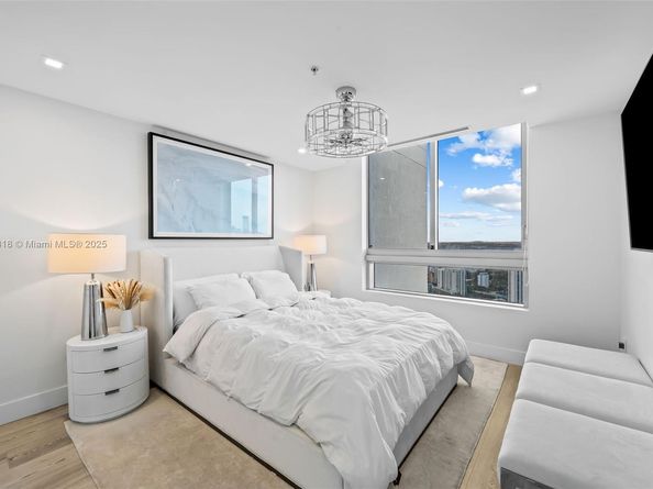 90 SW 3rd St PH15, Miami FL 33130