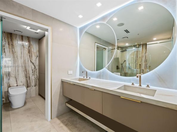 90 SW 3rd St PH15, Miami FL 33130