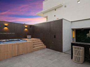 90 SW 3rd St PH15, Miami FL 33130