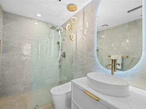 90 SW 3rd St PH15, Miami FL 33130