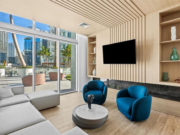 90 SW 3rd St PH15, Miami FL 33130