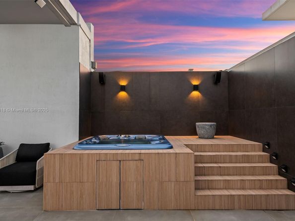 90 SW 3rd St PH15, Miami FL 33130